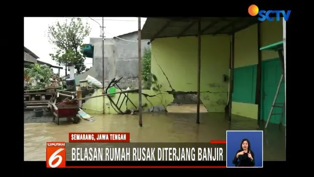 Banjir terjadi akibat aliran air di sungai tersumbat oleh gundukan sampah, terutama yang berada di dekat jembatan.