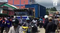 Sebuah kontainer alami rem blong hingga menabran rumah dan mobil yang ada di depannya.