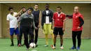 Para imigran mengikuti sesi pelatihan sepak bola di Wina, Austria. Klub asal Austria, FK Austria Wien menyediakan fasilitas bermain sepak bola bagi para pencari suaka yang juga ditujukan untuk pencarian bakat. (Reuters/Heinz-Peter Bader)