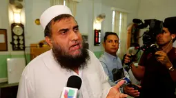 Imam Syed Safik Rahman memberi keterangan usai memimpin doa bersama untuk para korban penembakan massal komunitas gay di Islamic Center of Fort Pierce, Fort Pierce, Florida, Minggu (12/6). (Reuters/Joe Skipper)