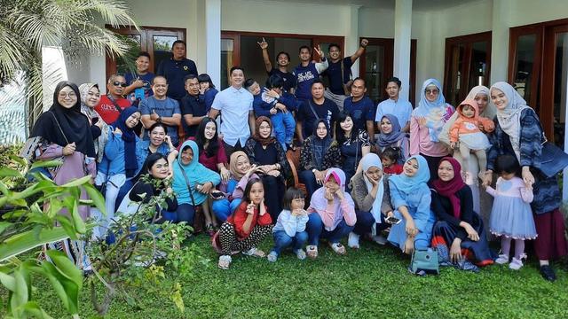 Dinilai Tak Ada Attitude oleh Adik Ipar, Ini Momen Manis Adly Fairuz Bareng Istri dan Keluarga