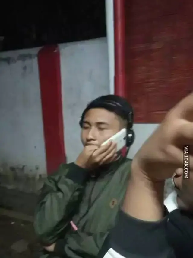 7 Potret Cara Orang Pakai Headset Ini Nyeleneh, Bikin Geleng Kepala