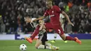 Penyerang Ajax Amsterdam Steven Berghuis berebut bola dengan gelandang Liverpool Fabinho pada pertandingan kedua Grup A Liga Champions 2022/2023 di Stadion Anfield, Rabu (14/9/2022) dini hari WIB. Liverpool menang susah payah saat menjamu Ajax berkat gol menit akhir bek Joel Matip. (AP Photo/Rui Vieira)