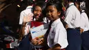 Siswa-siswi sekolah di Denpasar, Bali turut meramaikan pawai obor Asian Games 2018 di Banjar Berseri Astra, Pulugambang, Denpasar, Bali (24/7). (Liputan6.com/Pool/Ilham)