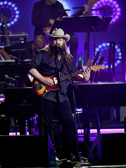 Chris Stapleton saat tampil di atas panggung MusiCares Person of The Year 2019 untuk menghormati Dolly Parton di Los Angeles Convention Center, California (8/2). (AFP Photo/Kevork Djansezian)