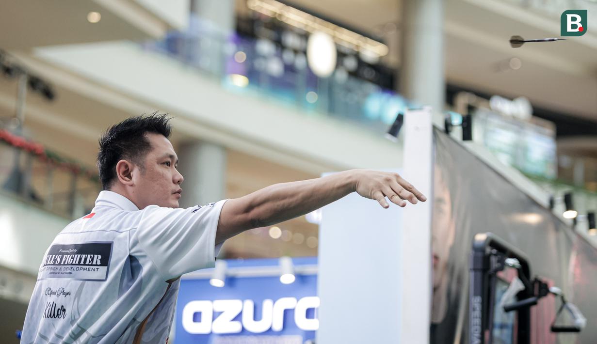 Tirta Suparjo kembali keluar sebagai juara dalam ajang Darts National Competition 2025, Minggu (23/11/2025). Ia sukses mempertahankan titelnya dalam laga final kategori steel tip yang berlangsung di PIK Avenue, Jakarta. (Bola.com/Bagaskara Lazuardi)