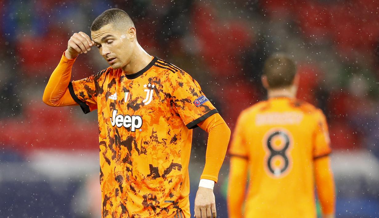 Striker Juventus, Cristiano Ronaldo tampak kecewa usai gagal memanfaatkan peluang dalam laga lanjutan Liga Champions 2020/21 Grup G melawan Ferencvaros di Puskas Arena, Budapest, Rabu (4/11/2020). (AP Photo/Laszlo Balogh)