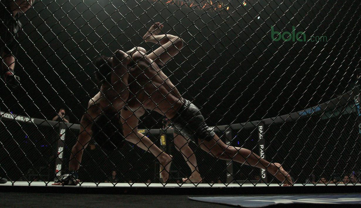 Stefer Rahardian (kanan) membanting lawannya Himanau Kaushik pada ajang One Championship 2018 di Jakarta Convention Center, Sabtu (12/5/2018). Stefer Rahardian mudah pada menit kedua ronde pertama. (Bola.com/Nick Hanoatubun)