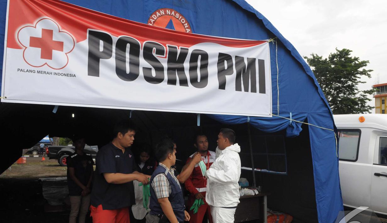 Tim dari PMI melakukan persiapan guna membawa jenazah korban kecelakaan pesawat QZ8501 yang tiba dari KRI Banda Aceh untuk dipindahkan ke RS Sultan Imanuddin di Lanud Iskandar Pangkalan Bun, Kalteng, Rabu (7/1/2015).(Liputan6.com/Andrian M Tunay)