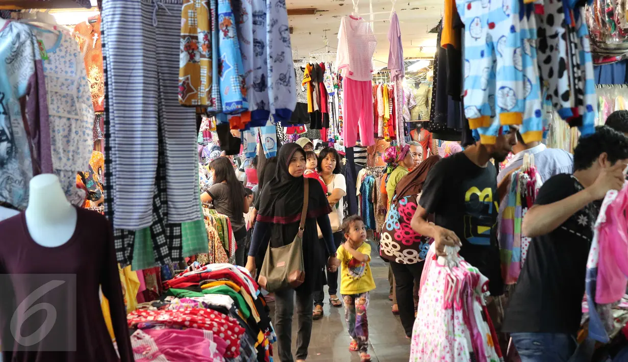 Sejumlah pembeli mencari berbagai kebutuhan berupa pakaian di Pasar Tanah Abang, Jakarta, Rabu (9/12). Libur pilkada dimanfaatkan warga untuk berbelanja pakaian di pasar tekstil terbesar di Asia Tenggara itu. (Liputan6.com/Angga Yuniar)