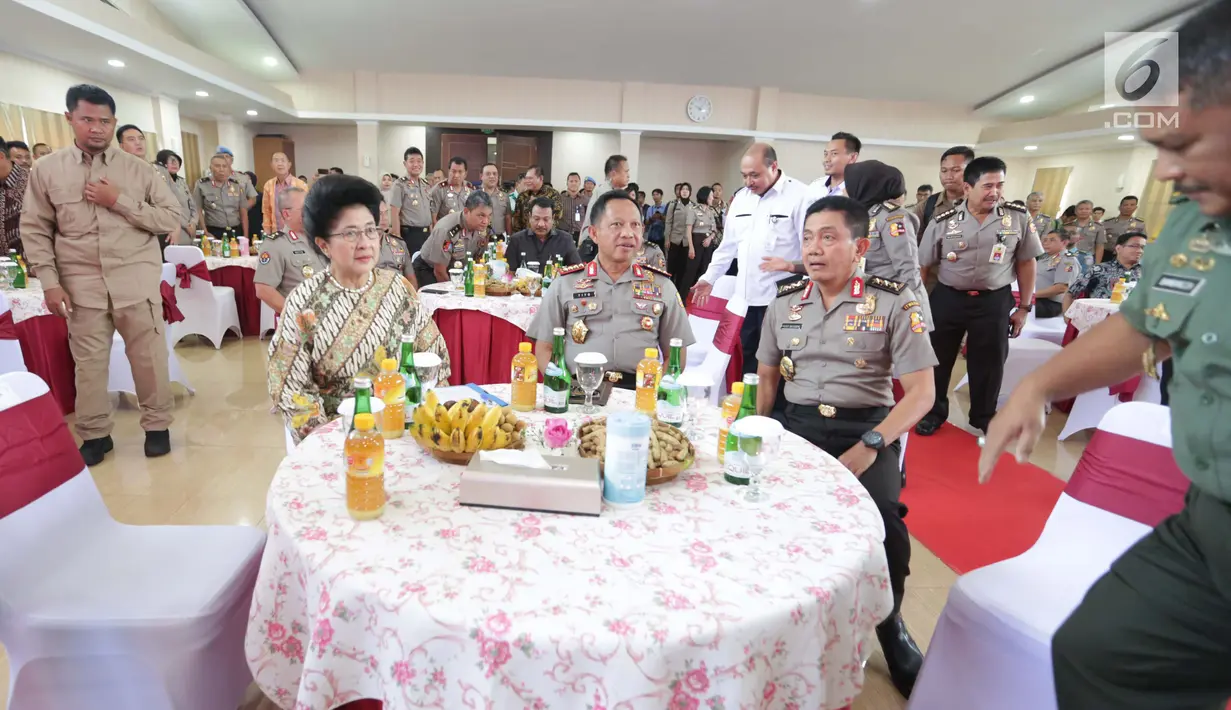 Kapolri Jenderal Tito Karnavian dan Menkes Nila F. Moeloek pada peresmian ruang perawatan gedung Anton Soedjarwo di RS Polri, Jakarta, Kamis (28/12). Ruang perawatan gedung Anton Soedjarwo terdiri dari lima lantai, 87 ruang. (Liputan6.com/Faizal Fanani)