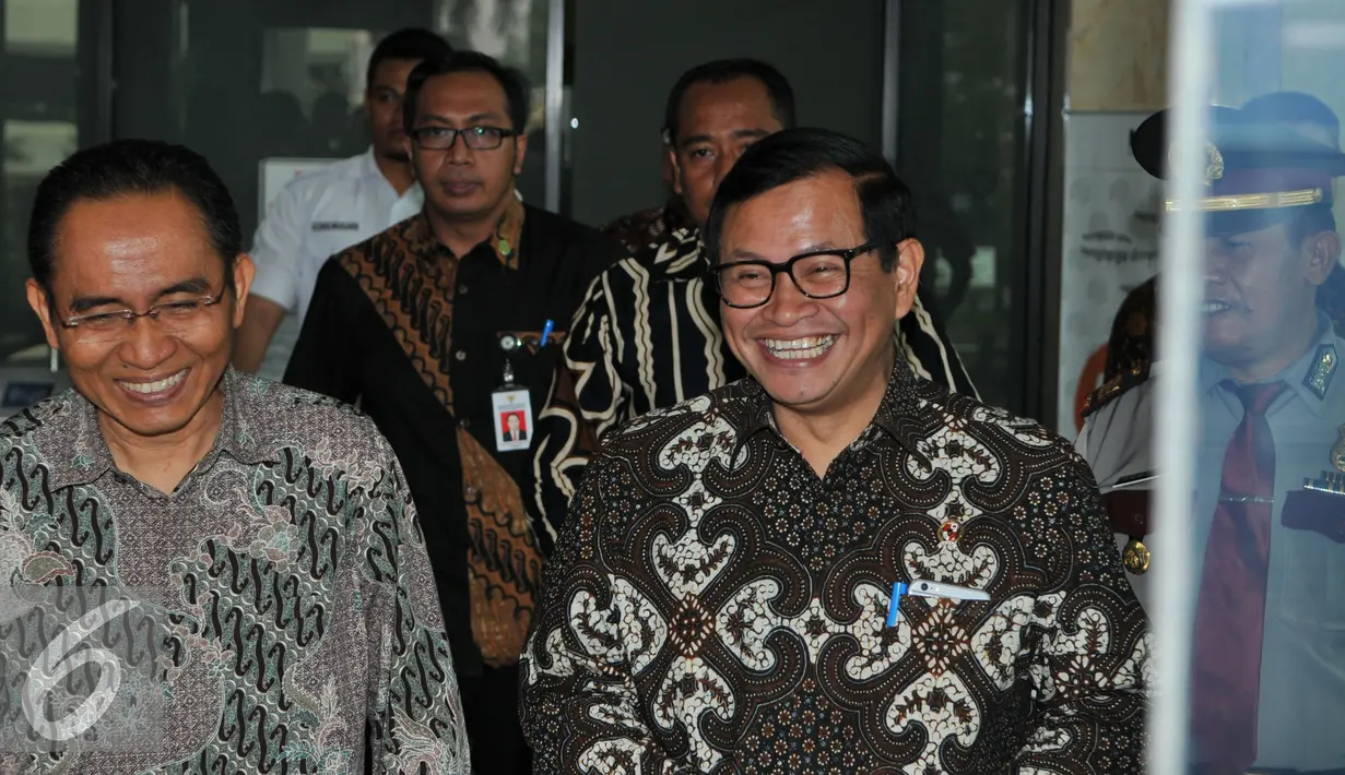 Pramono Anung  berjalan keluar usai mengunjungi KPK, Jakarta, Senin (28/9/2015). Kedatangan Pramono untuk menyampaikan Laporan Harta Kekayaan Penyelenggara Negara (LHKPN) ke KPK.  (Liputan6.com/Andrian M Tunay)