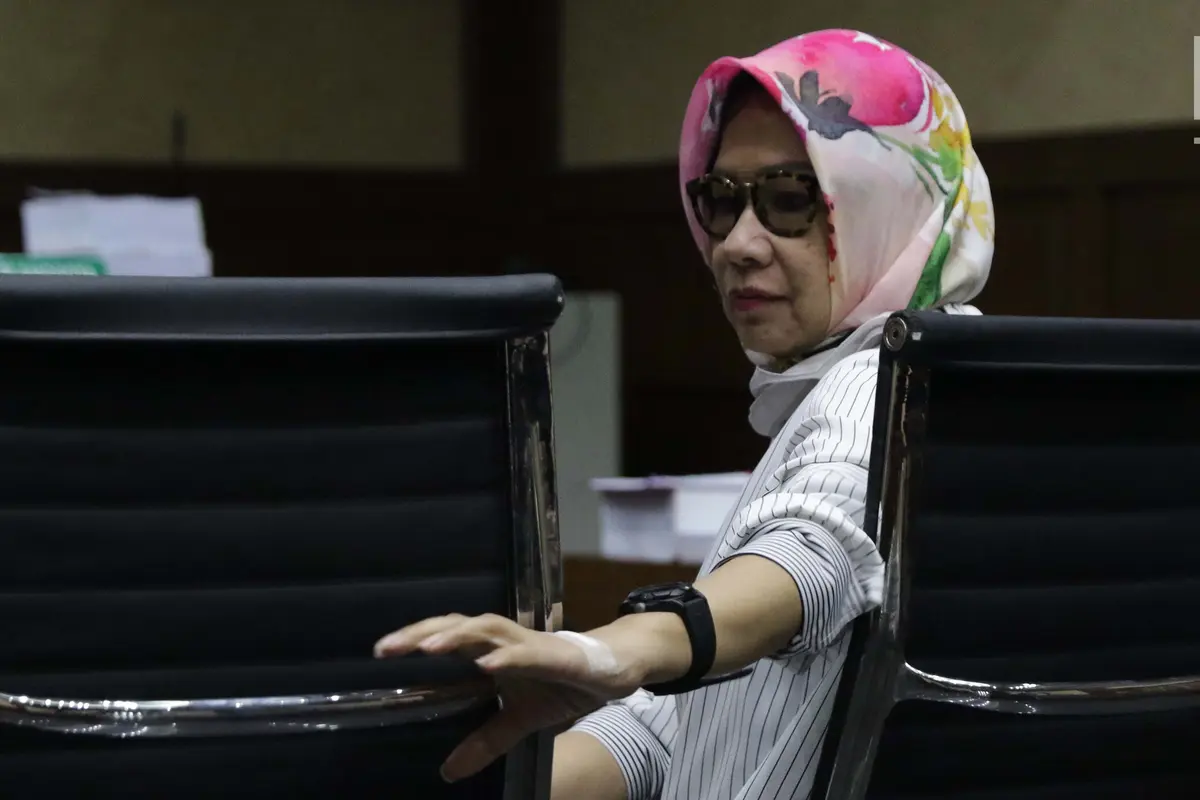 Gaya Santai Karen Agustiawan Jalani Sidang Pembacaan Nota Pembelaan