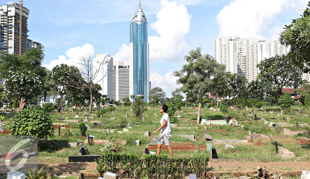 Seorang warga melintas di TPU Karet Bivak, Jakarta, Rabu (4/5). Dinas Pertamanan dan Pemakaman DKI Jakarta menerapkan sistem online pelayanan pemakaman di 77 TPU. (Liputan6.com/Immanuel Antonius) 