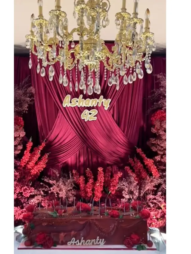 6 Potret Dekorasi Pesta Ultah Ashanty ke-42 yang Elegan, Bernuansa Cherry Merah