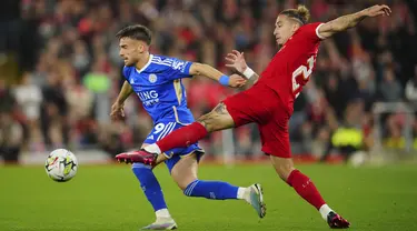 Penyerang  Leicester City Yunus Akgun ditantang oleh bek Liverpool Kostas Tsimikas dalam laga putaran ketiga Carabao Cup 2023/2024 yang dihelat di Anfield, Kamis (28/9/2023) dini hari WIB. (AP Photo/Jon Super)