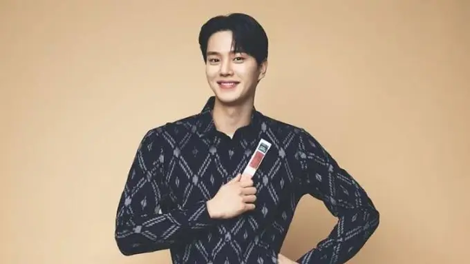 Potret Song Kang Kenakan Kemeja Tenun Bikin Geger, Ternyata Rancangan Didiet Maulana