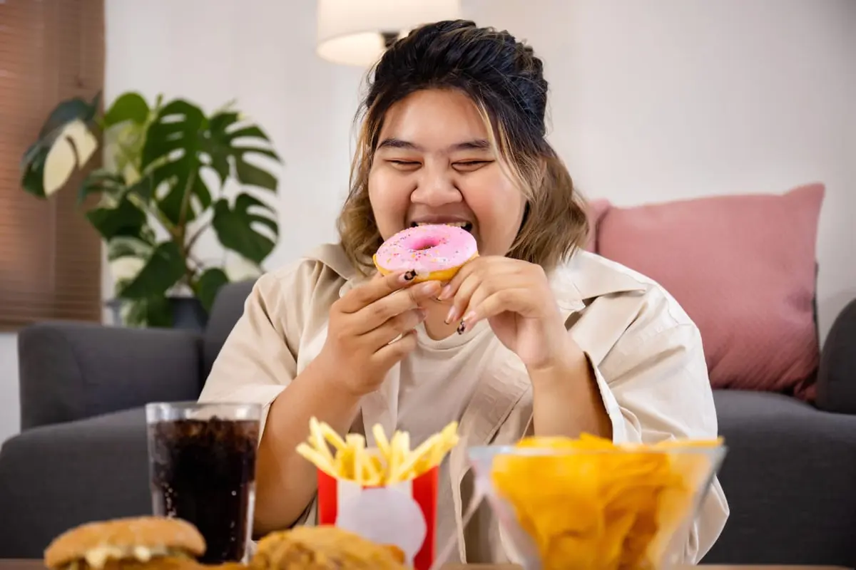Ilustrasi makan makanan ultraproses/freepik.com/Studioredcap