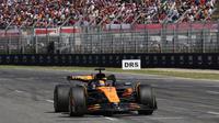 Pembalap McLaren asal Australia Oscar Piastri berlomba selama Grand Prix Formula 1 Emilia Romagna 2025 di autodrome Imola di Imola, Minggu (18/5/2025) malam WIB. (AFP/Luca Bruno)
