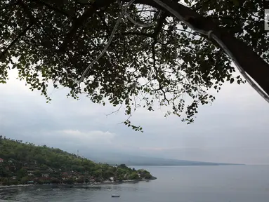 Suasana kawasan wisata Pantai Amed di Bali, Selasa (5/12). Erupsi Gunung Agung membuat sektor pariwisata di Pulau Dewata, terutama wilayah Amed sepi dari wisatawan, baik lokal maupun mancanegara. (Liputan6.com/Immanuel Antonius)