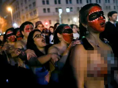 Sejumlah perempuan bertelanjang dada mengelar aksi mendukung sebuah undang-undang legalisasi aborsi yang didukung oleh Presiden Chile Michelle Bachelet, di Santiago, Chile, (25/7). (AP Photo/Esteban Felix)