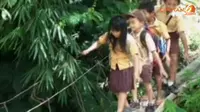 [VIDEO] Demi Bersekolah, Warga Seberangi Jembatan Tua nan Ringkih