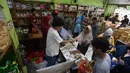 Para pedagang di kawasan ini berhasil menawarkan kue kering dengan harga lebih murah dibandingkan lokasi penjualan lainnya. (merdeka.com/Arie Basuki)