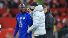 Thomas Tuchel memberikan instruksi kepada Romelu Lukaku (kiri) saat pertandingan lanjutan Liga Inggris 2021/2022 antara Manchester United melawan Chelsea di Old Trafford, 28 April 2022. (AFP/Lindsey Parnaby)
