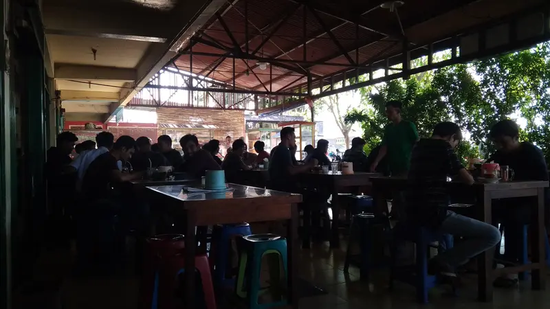 Suasana salah satu warung kopi di Kecamatan Kuta Alam, Kota Banda Aceh (Liputan6.com/Rino Abonita)