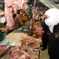 Khofifah mengecek harga daging sapi di pasar. (Dian Kurniawan/Liputan6.com)
