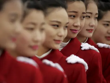 Sejumlah wanita berpose saat Kongres Rakyat Nasional China di Beijing, Sabtu (5/3/2016). Para wanita cantik ini hadir untuk menyambut para tamu delegasi NPC. (Reuters/Damir Sagolj)