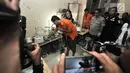 Tersangka menunjukkan proses pembuatan liquid vape narkoba di Kelapa Gading, Jakarta, Rabu (31/10). Tersangka menjual liquid vape narkoba yang dikemas dalam botol kecil dengan kisaran harga Rp 350-450 ribu per buah. (Merdeka.com/Iqbal Nugroho)