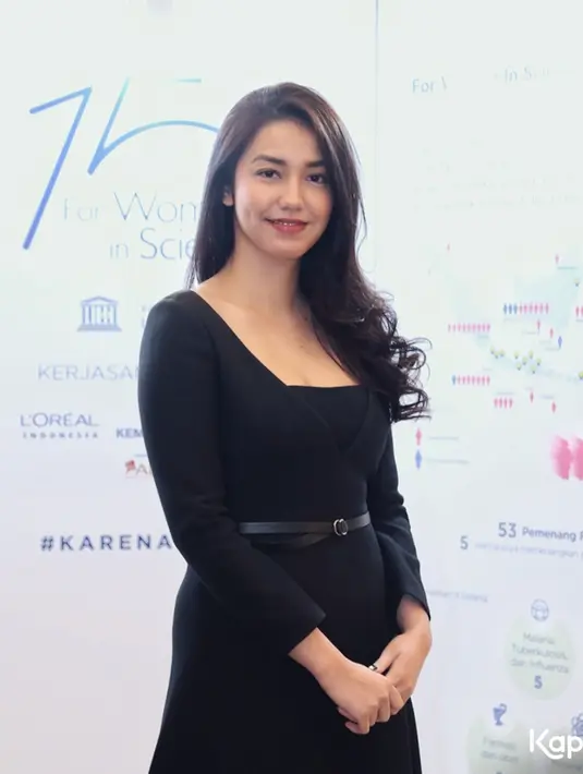 Velove Vexia tampil luwes dengan balutan gaun hitam yang simpel dan make up yang natural (KapanLagi.com/Nurwahyunan)