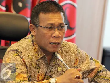 Anggota Komisi III DPR dari Fraksi PDIP, Masinton Pasaribu saat memberikan keterangan pers di Ruang Fraksi PDIP, Senayan, Jakarta. (2/9/2015). Fraksi PDIP tak setuju Komjen Budi Waseso dicopot. (Liputan6.com/Helmi Afandi) 