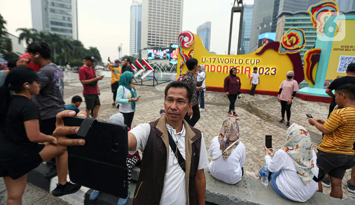 Selain Bundaran HI, Trophy Experience Piala Dunia U-17 2023 juga bakal berlangsung di Gedung Sate, Bandung, pada 22 Oktober 2023, Balai Pemuda, Surabaya, pada 29 Oktober 2023, dan Gapura Ngarsopuro Pura Mangkunegara, Solo, pada 5 November 2023. (Liputan6.com/Faizal Fanani)