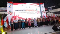 Gubernur Jawa Tengah Ganjar Pranowo menerima penghargaan dari Dewan Koperasi Nasional (Dekopin) pada peringatan Hari Koperasi Nasional (Harkopnas) 2023.