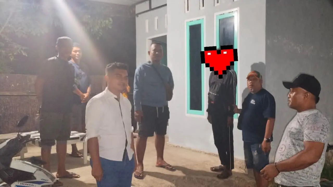 Satreskrim Polres Sikka saat mengamankan pelaku pemerkosaan