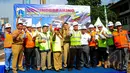 Para pekerja pembangunan jalan layang berpose bersama saat peresmian pembangunan jalan layang Kapten Tendean-Blok M-Ciledug, Jakarta, Selasa (10/3/2015). Pembangunan jalan layang tersebut akan rampung pada tahun 2016 mendatang. (Liputan6.com/Yoppy Renato)