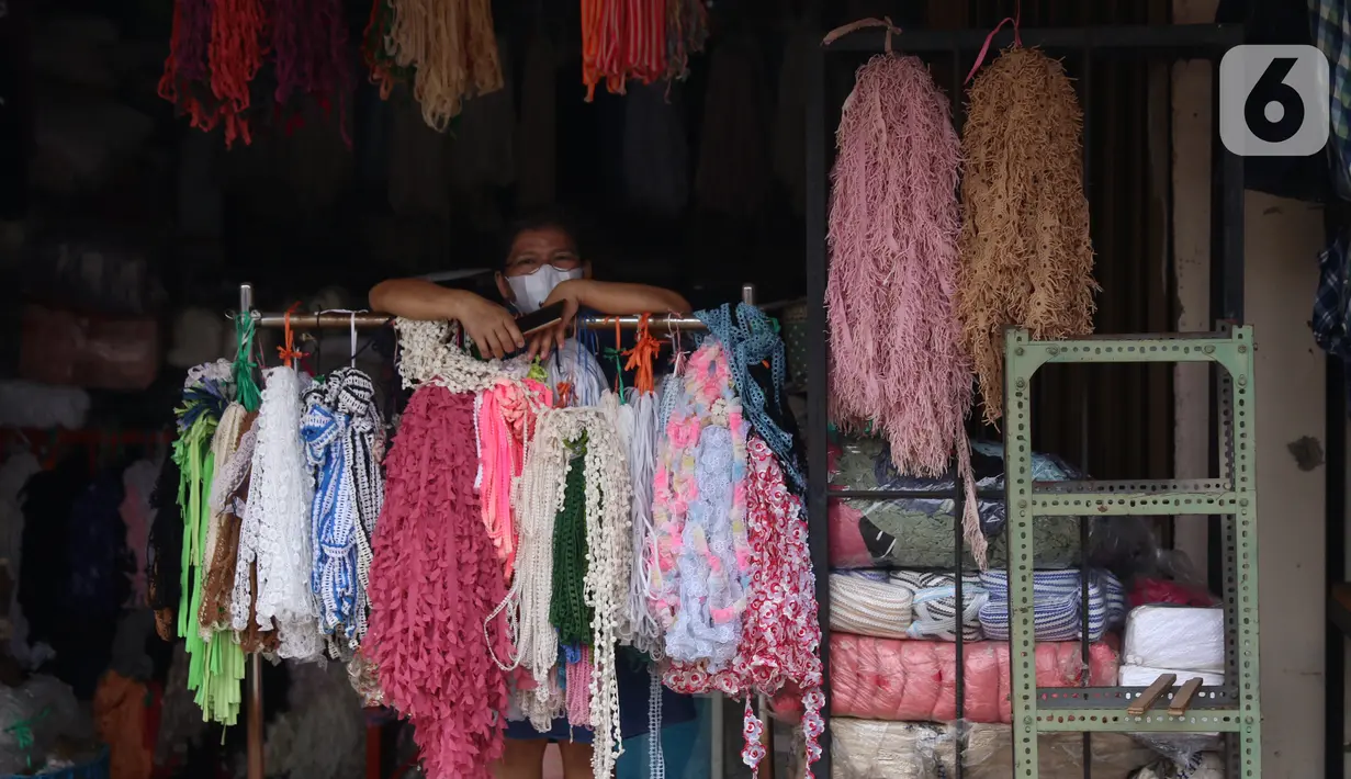 Pedagang menunggu pembeli di Pasar Cipadu, Tangerang, Senin (21/9/2020). Asosiasi Pertekstilan Indonesia (API) menyatakan industri Tekstil dan Produk Tekstil (TPT) sudah mulai beroperasi meski belum normal kembali akibat daya beli yang masih rendah di masa pandemi. (Liputan6.com/Angga Yuniar)