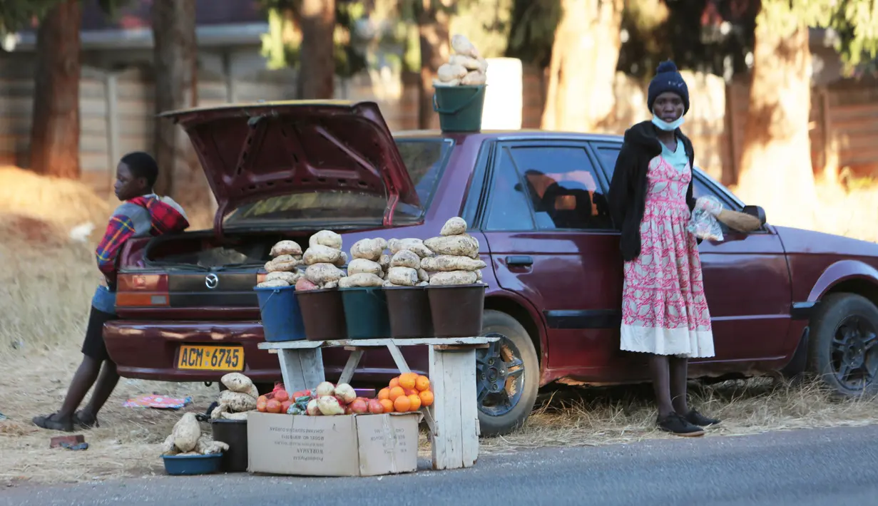 Sebuah mobil memajang buah-buahan dan sayuran saat berjualan di sisi jalan yang sibuk di Harare, 23 Juni 2020. Mobil menjadi pasar bergerak di mana penduduk Zimbabwe menjual barang dagangan dari kendaraan untuk mengatasi kesulitan ekonomi yang disebabkan Covid-19. (AP Photo/Tsvangirayi Mukwazhi)