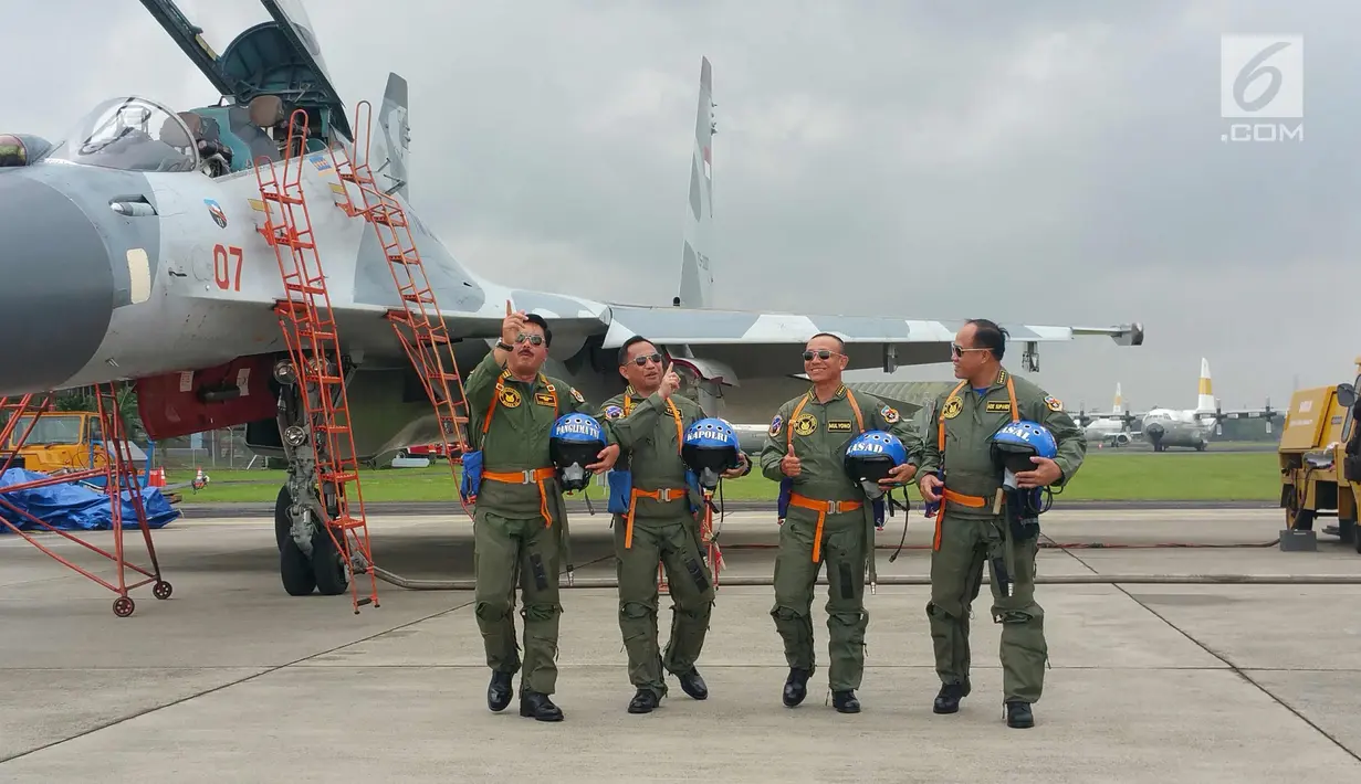 Panglima TNI Marsekal Hadi Tjahjanto (kiri), Kapolri Jenderal Tito Karnavian (kedua kiri), Kasad Jenderal Mulyono (kedua kanan), dan Kasal Laksamana Ade Supandi berpose di depan pesawat Sukhoi, Jakarta, Rabu (20/12).  (Liputan6.com/Nanda Perdana)