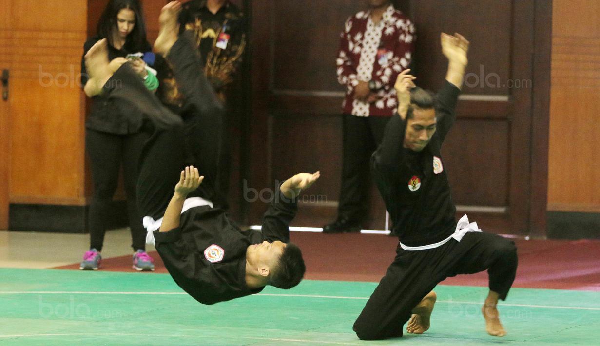 Aksi dua Pesilat Indonesia di Padepokan Silat Taman Mini Indonesia Indah, Jakarta Timur, (03/10/2017).  Kunjungan Wapres Jusuf Kalla ke Silat untuk memantau persiapan jelang Asian Games 2018. (Bola.com/Nicklas Hanoatubun)