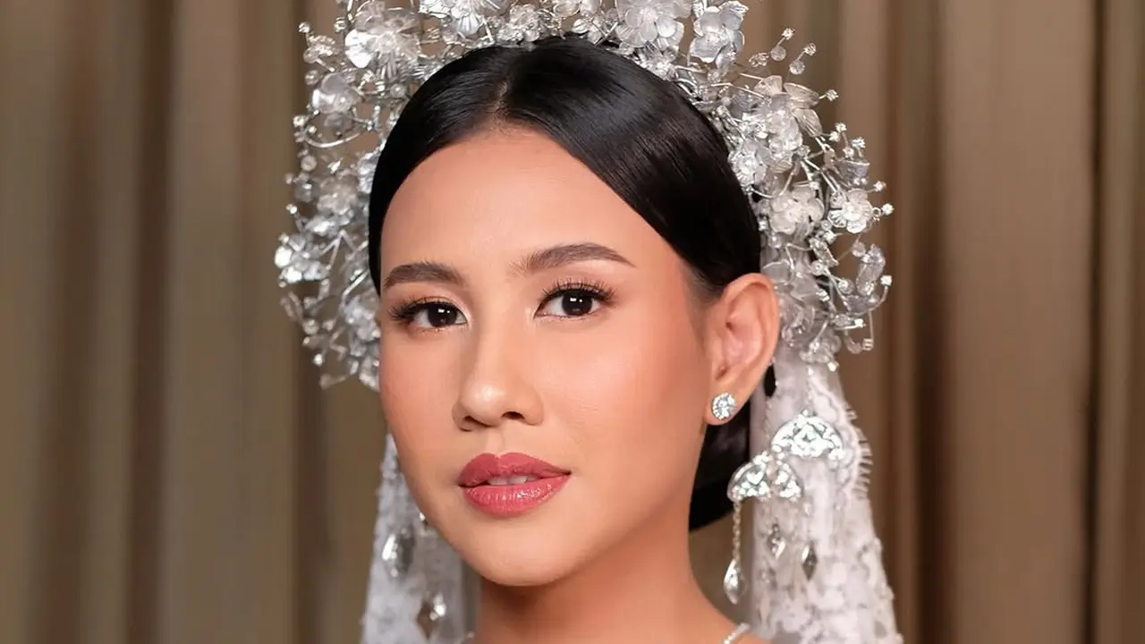 Pesona Flawless Shenina Cinnamon Dipulas Makeup Soft Glam di Hari Pernikahannya dengan Angga Yunanda