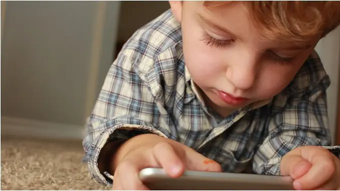 Anak Bermain Game/copyright unsplash.com/@halgatewood