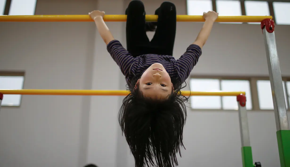 Seorang murid perempuan terlihat serius berlatih di Sekolah Atlet Shichahai, China (18/5). Sistem sekolah olahraga di China telah sangat membantu meraih kesuksesan, sebagai contoh dapat menjuarai Olimpiade pada tahun 1980. (REUTERS/Aly Song)