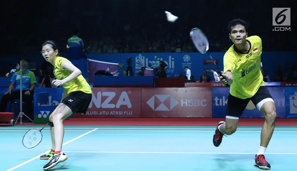 Ganda campuran Indonesia, Ricky Karandasuwardi/Debby Susanto mengembalikan kok ke arah He Jiting/Du Yue (China) pada Indonesia Open 2018 di Istora GBK, Jakarta, Selasa (3/7). Ricky/Debby unggul. 17-21, 21-13, 24-22 (Liputan6.com/Helmi Fithriansyah)