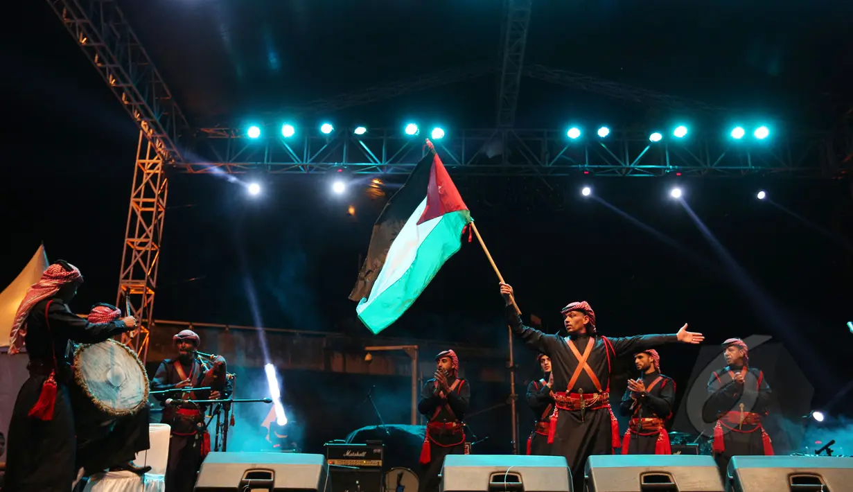 Delegasi seniman Yordania memeriahkan acara Festival of Nations di Jalan Dago, Bandung, Minggu (26/4//2015). Acara ini menjadi ajang pertukaran budaya antarnegara Asia Afrika. (Liputan6.com/Herman Zakharia) 
