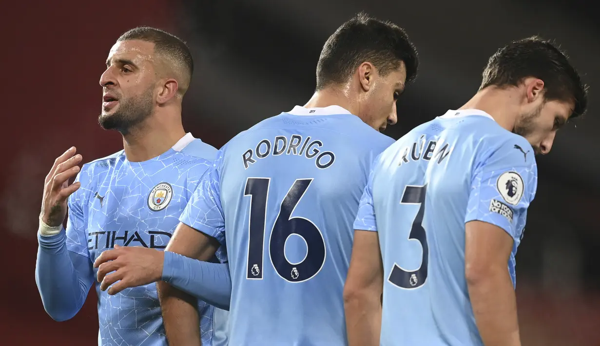 Bek Manchester City, Kyle walker (kiri), berkomunikasi dengan penjaga gawang dalam laga lanjutan Liga Inggris 2020/21 pekan ke-12 melawan Manchester UniteD di Old Trafford Stadium, Sabtu (12/12/2020). Manchester City bermain imbang 0-0 dengan Manchester United. (Pool via AP/Phil Noble)