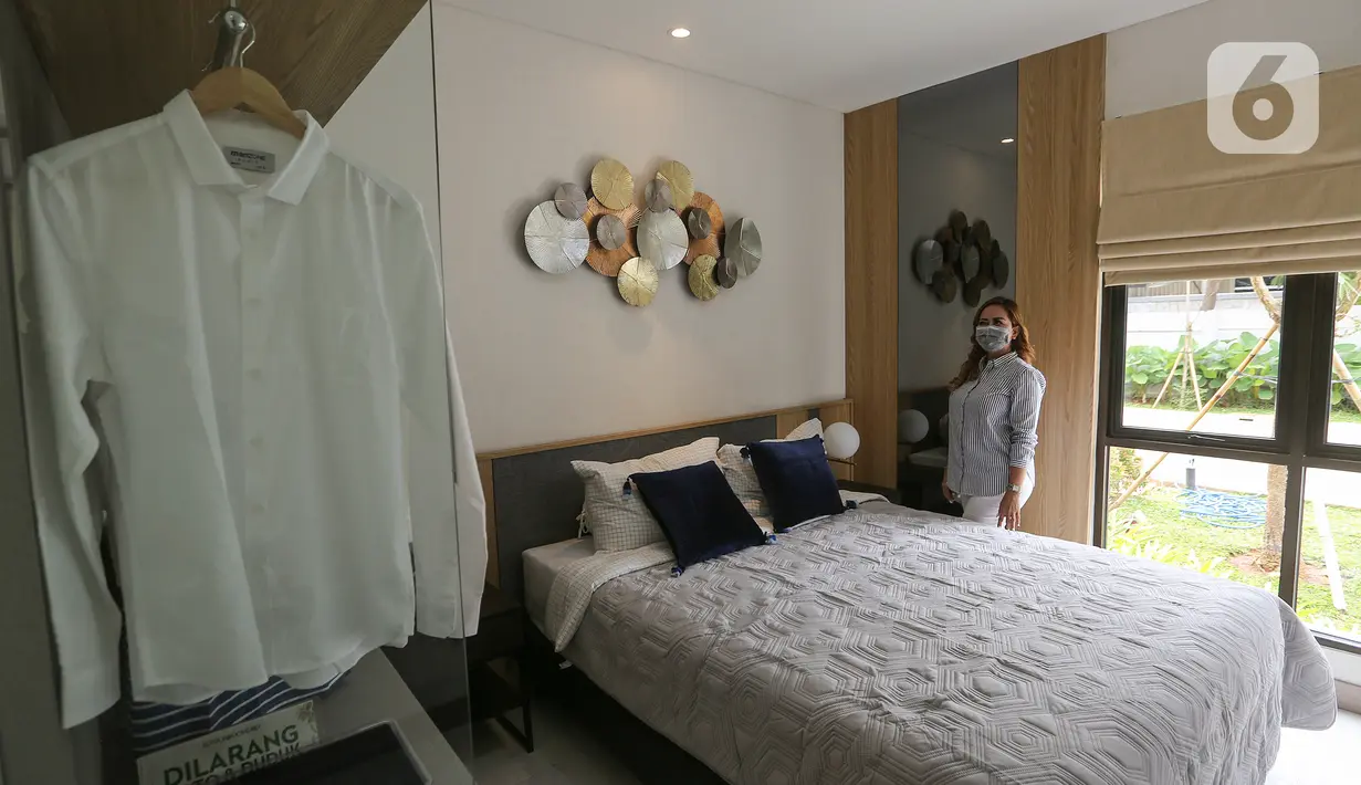 Calon pembeli melihat desain interior Rumah Contoh Kota Podomoro Tenjo, Central Park Podomoro City Jakarta, Senin (7/12/2020). Properti di kawasan Tenjo tersebut didukung infrastruktur Grand Transit Oriented Development (TOD) dengan harga terjangkau mulai Rp 200 jutaan. (Liputan6.com/Fery Pradolo)