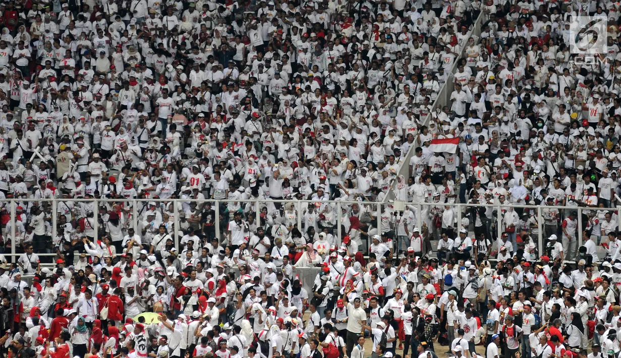 Ribuan pendukung memadati tribun pada kampanye akbar capres dan cawapres Joko Widodo (Jokowi)-Ma'ruf Amin di kawasan Stadion Utama GBK, Senayan, Jakarta, Sabtu (13/15). Kampanye yang diisi dengan konser musik dari ratusan selebritas bertajuk Konser Putih Bersatu. (Liputan6.com/Herman Zakharia)